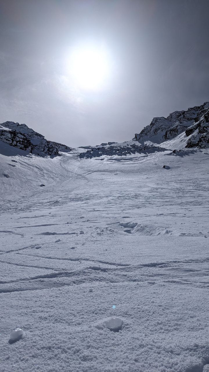 Tajos CERRADO. 
Parte alta, sastrugi 1m; placa de hielo (hielo) en la parte media; zona baja, nieve algo dura en la parte izquierda, 5m de hielo (hielo) en el mini corredor derecho